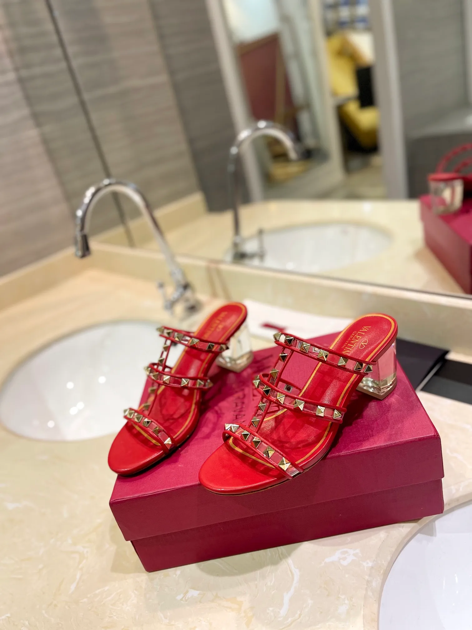 👟👟Ex-factory price 500👟👟 𝑉𝐴𝐿𝐸𝑁𝑇𝐼𝑁𝑂 Valentino ♡ͥ | ²º²⁴💫Purchasing agent level🔍Same color The classic king-shaped slippers with crystal heels are also so beautiful The particularly high-quality hardware brings out a full sense of high-end. After putting it on your feet, you will be stunned and look super slim! The new season lives up to expectations! Worth buying ★Imported cowhide is absolutely high-grade ❥Original method is absolutely sensual ❥Elegant style creates a different feeling🙈 Simple temperament style!  ♡ show bdetails ———————————— ⊿▸: Size｜35-40 (customized at 40.41.42) ⊿▸: Material｜Imported sheepskin + Pvc ⊿▸: Material | Padded sheepskin ⊿▸: Material | Italian🇮🇹 genuine leather outsole ⊿▸: Heel height｜6cm